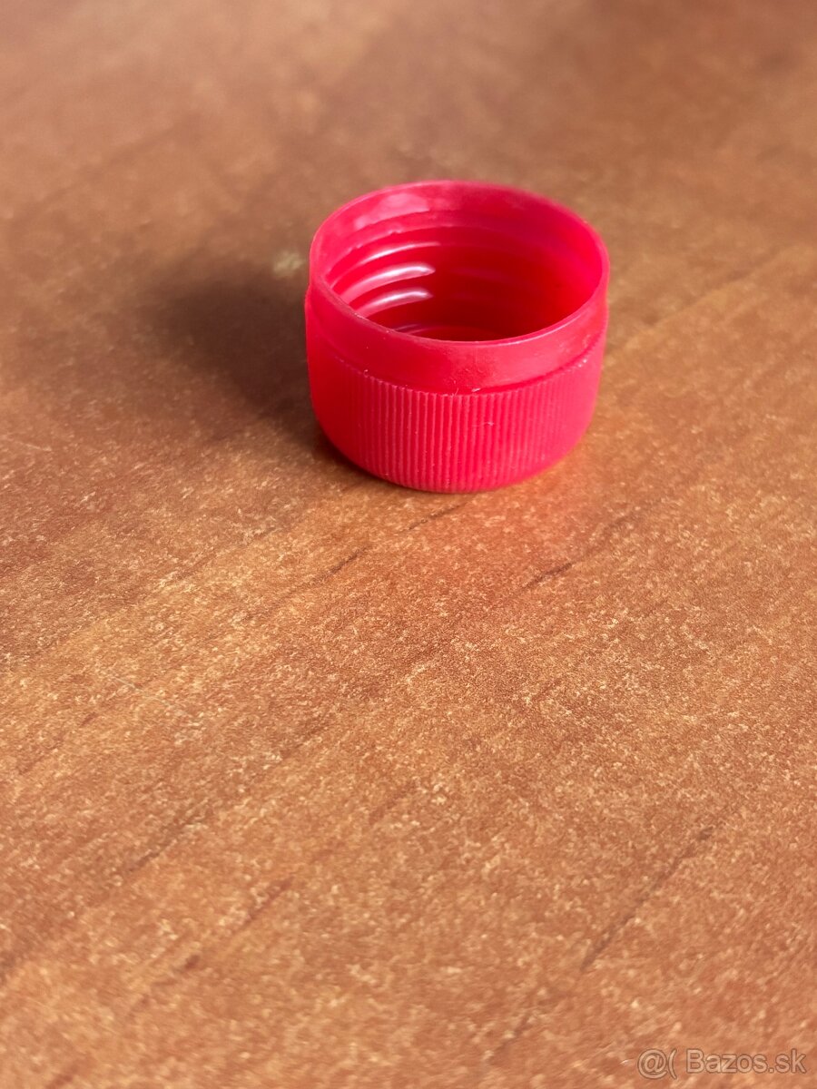 Vrchnáky na PET fľaše.