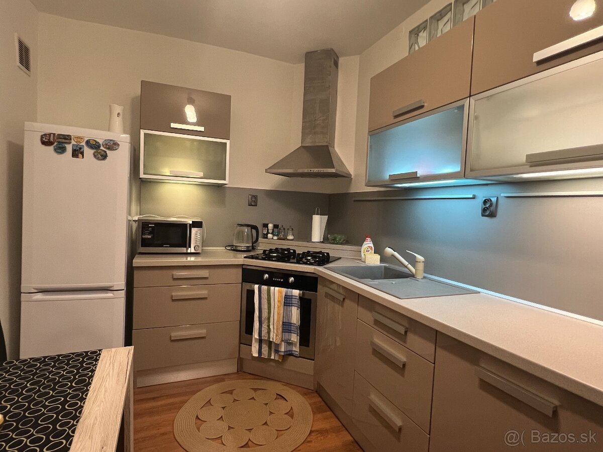 PRENÁJOM prerobeného a zariadeného 2 izbového bytu.