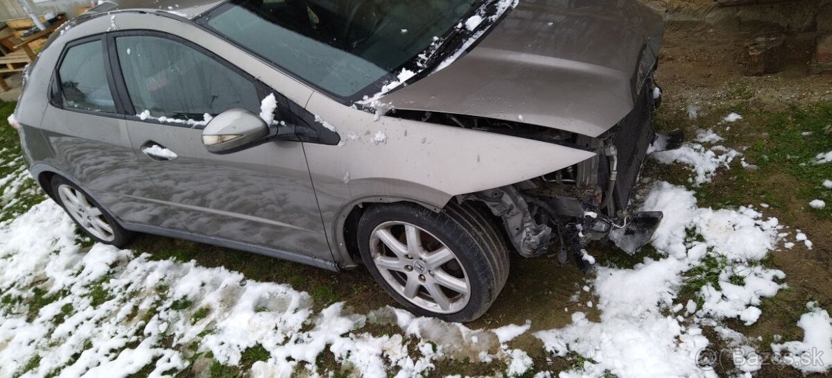 Predám búranú Hondu Civic 8g 1.8 VTEC 103kw len v celku