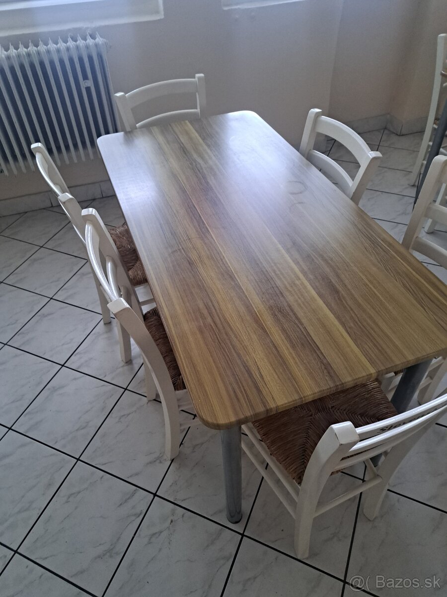 Stoly a stoličky