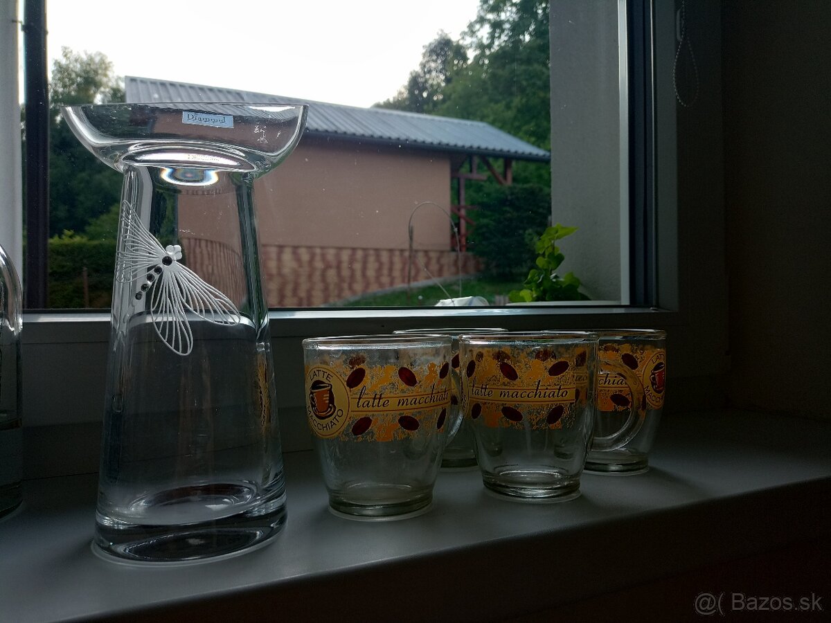 darujem šálky a vázu