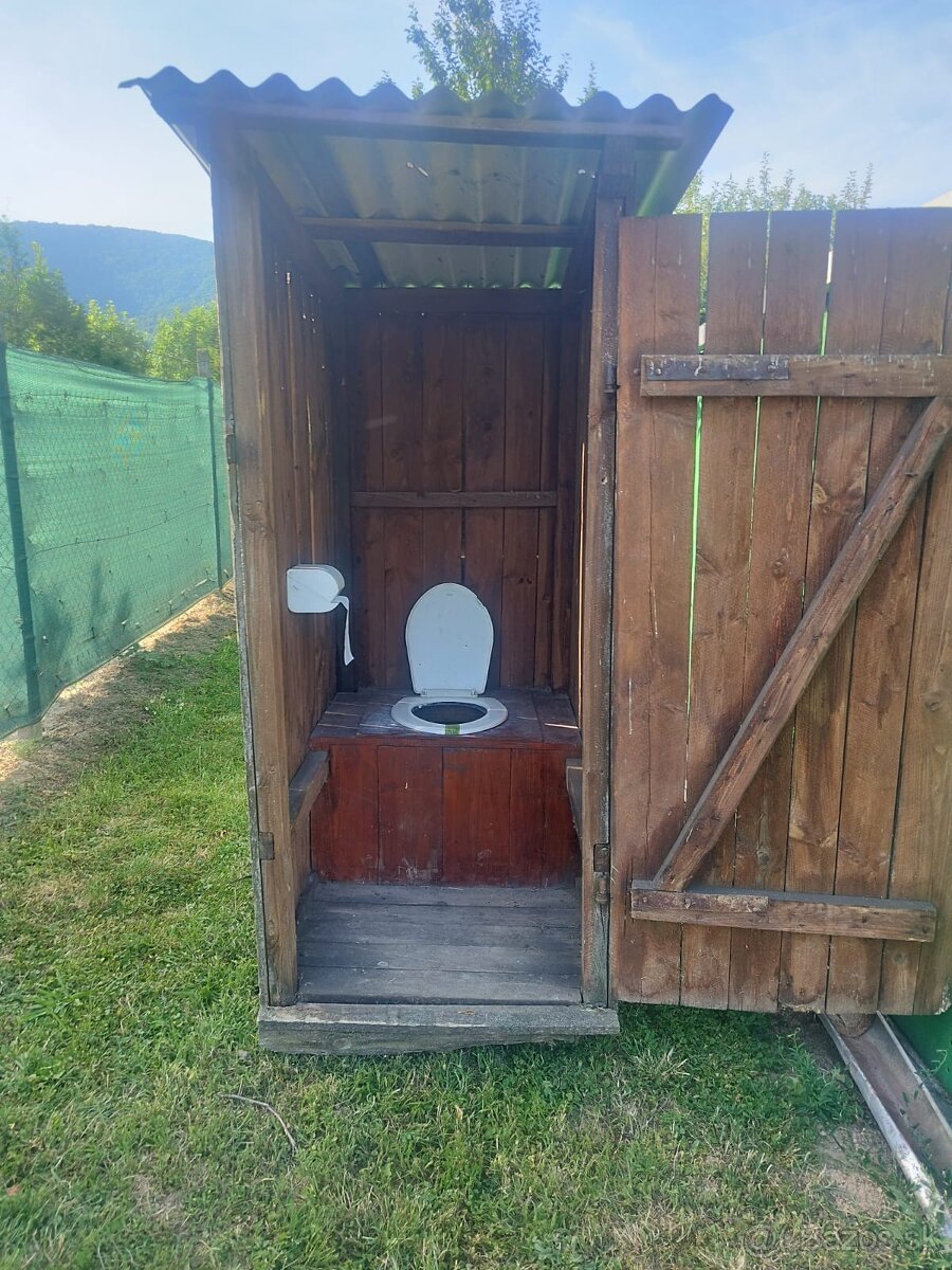 drevenä latrina