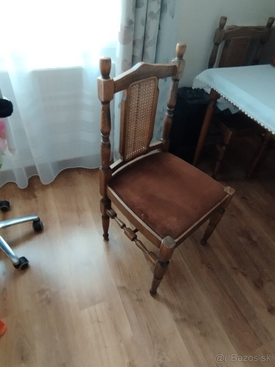 Jedálenský stôl