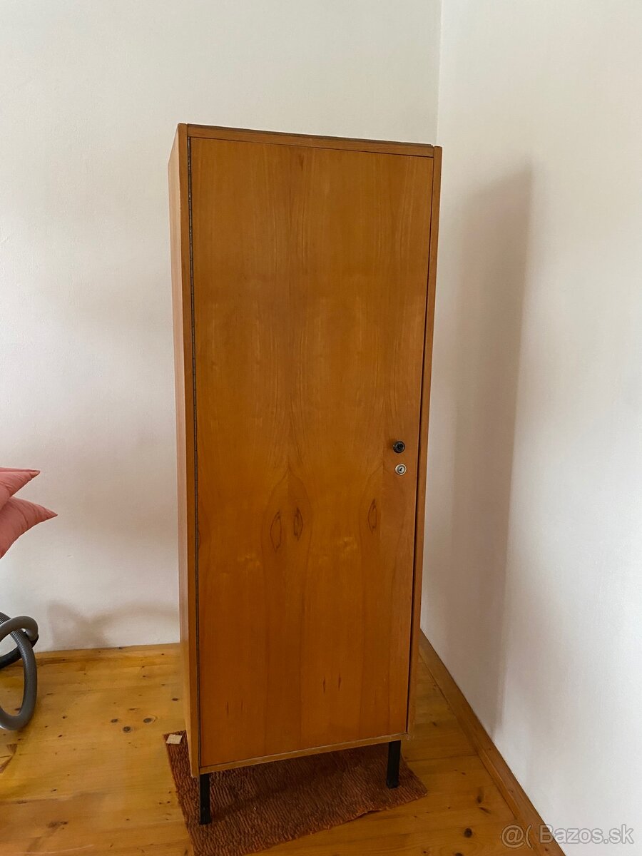 Úzka retro skriňa