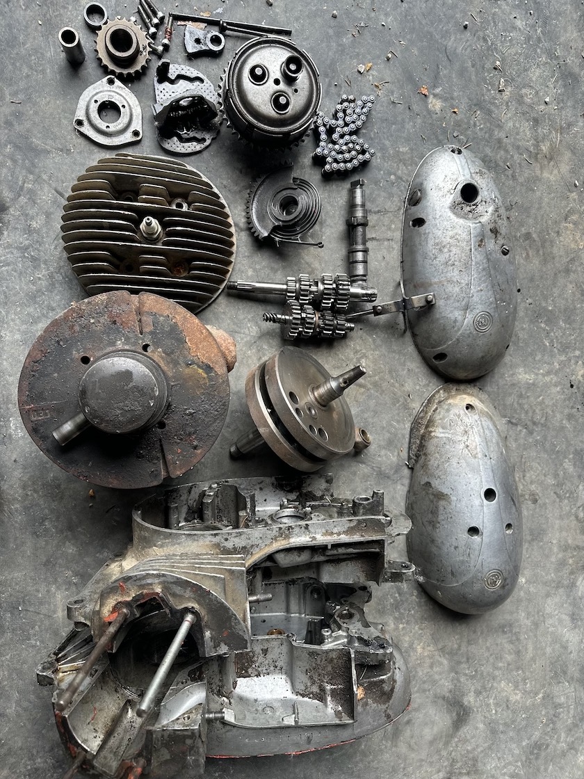 Predám DIELY motora ČZ 250/455