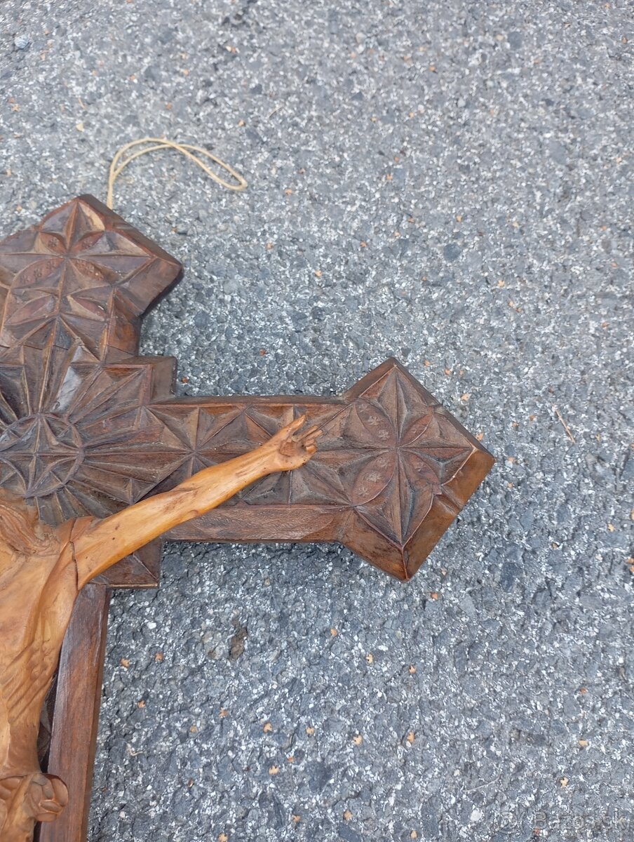 Predám pekný drevený kríž