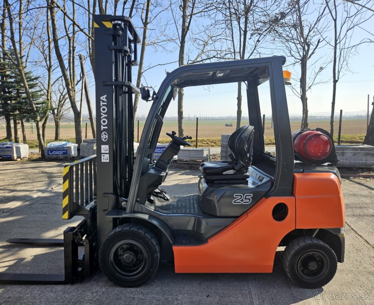 Vysokozdvižný vozík TOYOTA 8FGF25 LPG