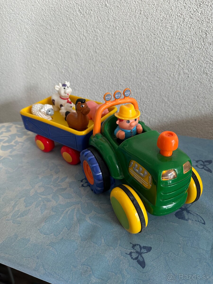 Hrajuci jazdiaci traktor