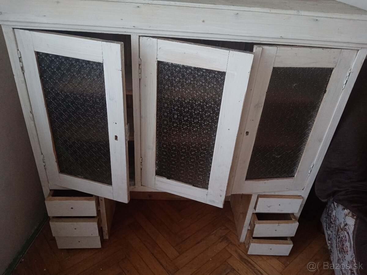 Starý kredenc