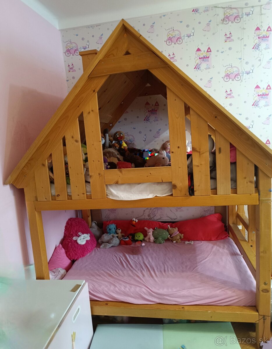 Masívna drevená poschodová posteľ