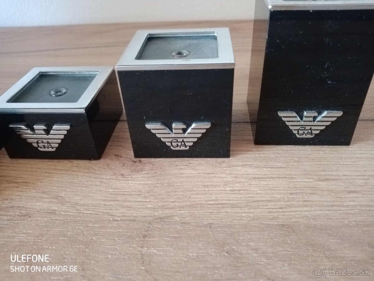 Giorgio Armani stojančeky