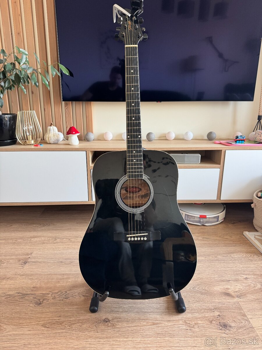 Kovovy stojan na gitaru