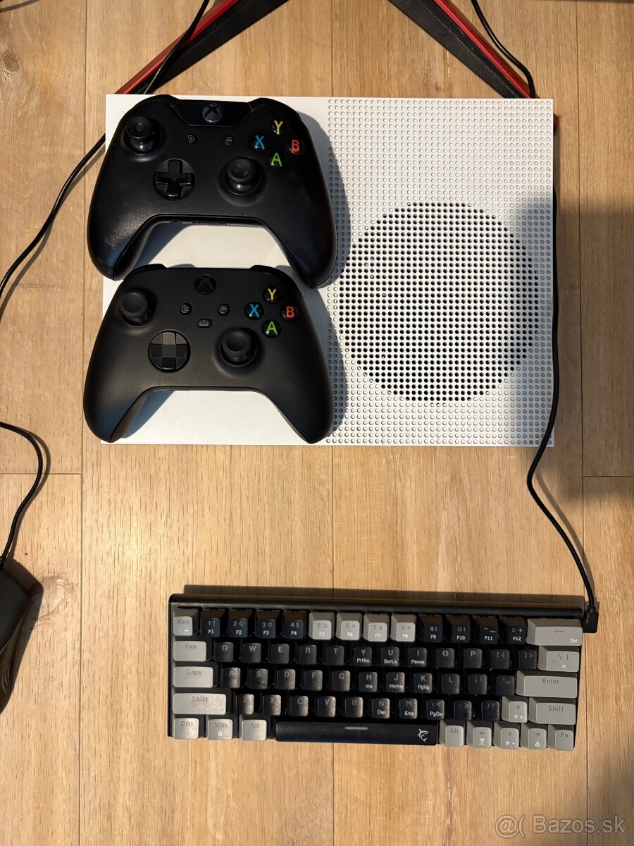 Xbox one s 1tb, dva ovládače, hráčsky monitor, myš, klavesn