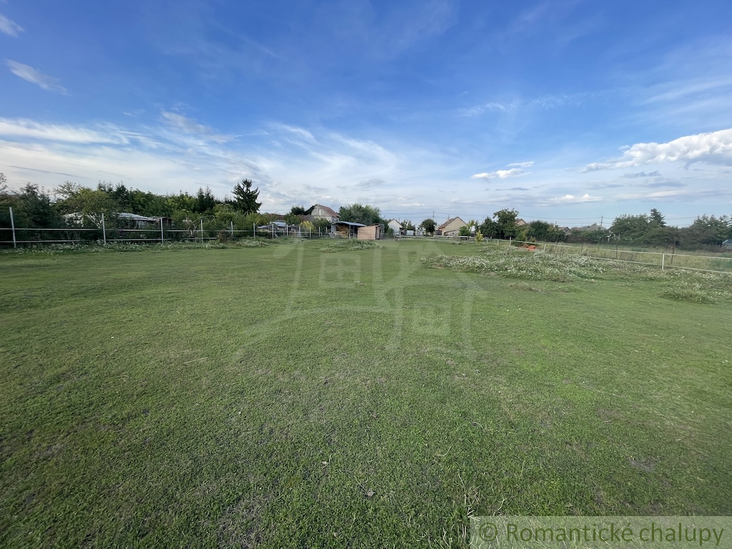 Priestranný stavebný pozemok s malým domčekom v kľudnej ča