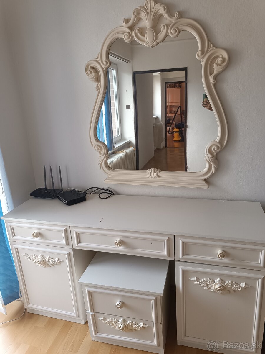 Na predaj Veľké zrkadlo,velká komoda a nočny stolík