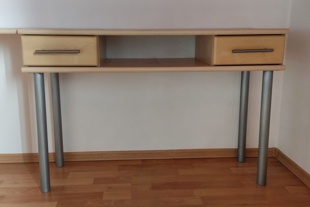 Polička na oceľových nohách