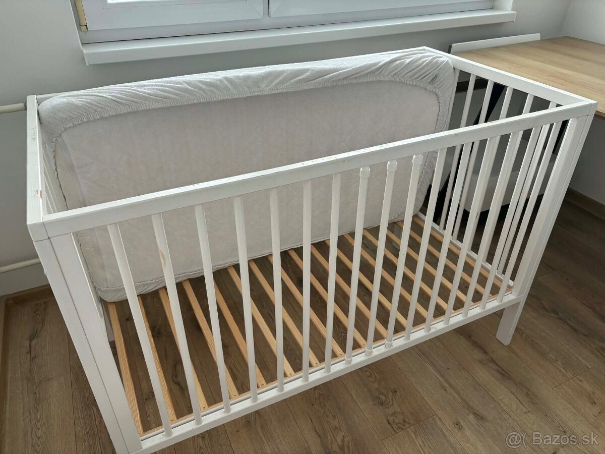 Detská postieľka, hudobný kolotoč nad postieľku