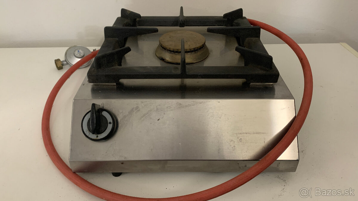 Plynový sporák s 1 horákom.