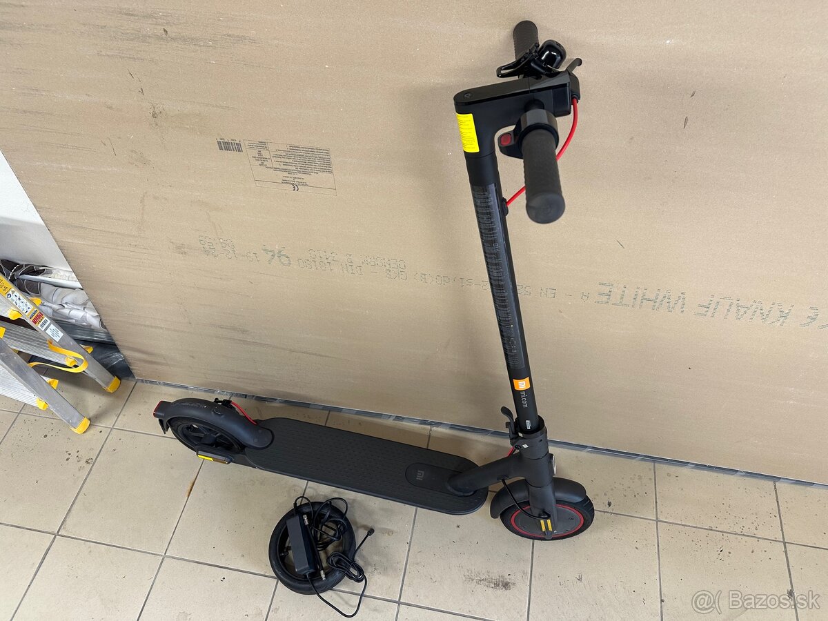 Predám zánovná kolobežka XIAOMI pro 2, nájazd 125km