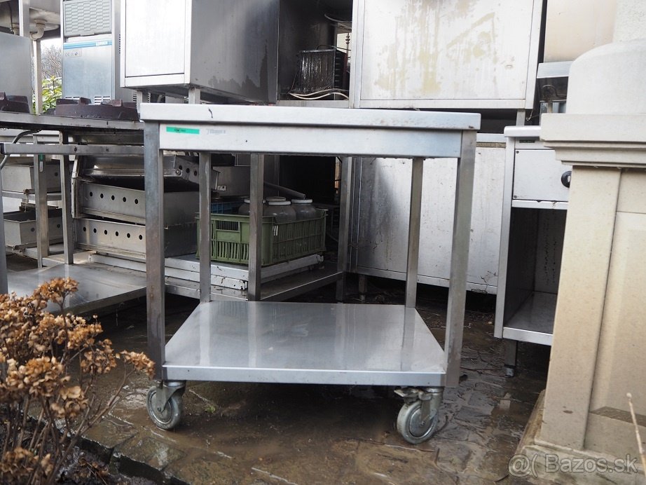 Antikorový stôl na kolieskach