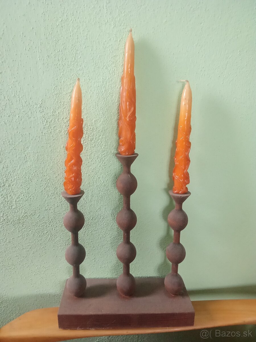 Drevený svietnik a počítadlo.