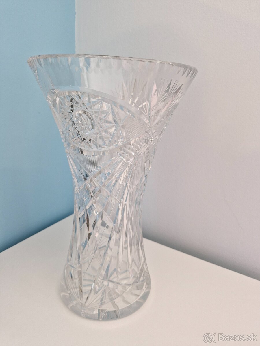 Vázy z brúseného skla