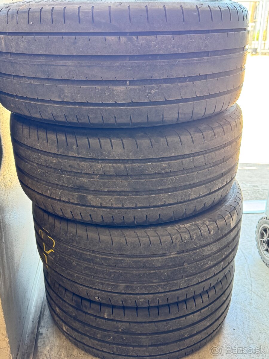 225/40R18