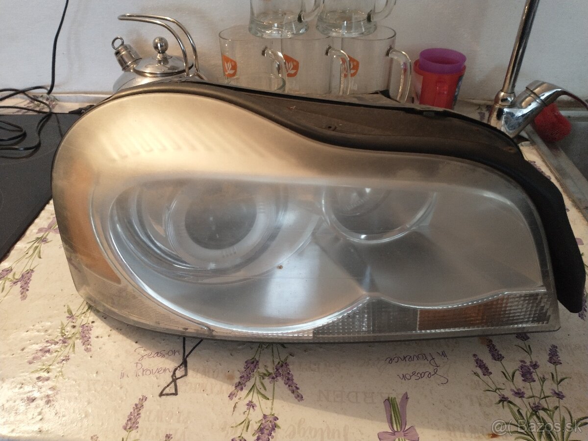 Predam prave predne svetlo xenon volvo xc90