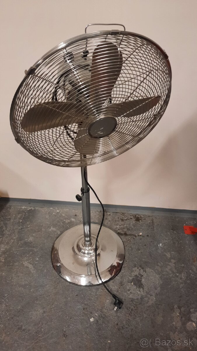 Predám kovový stojanový ventilátor s 3 rýchlosťami