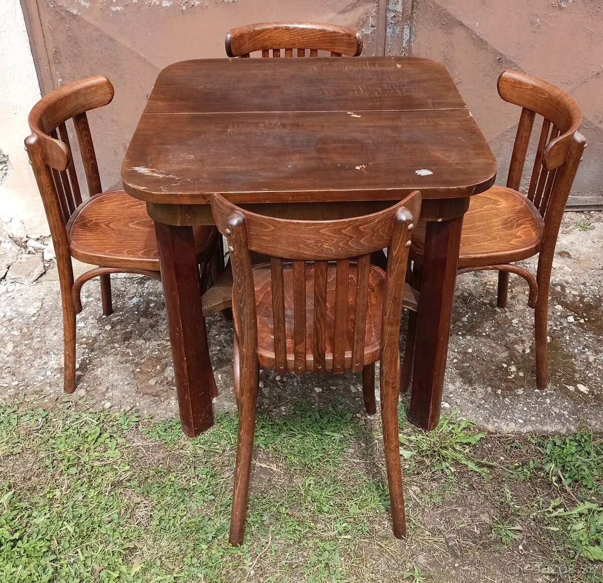 Rozkladací stôl a 4 stoličky