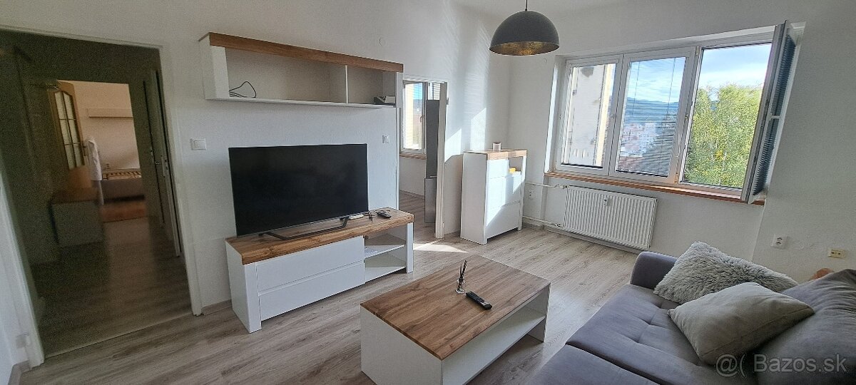 Dvojizbová tehla s lodžiou v centre mesta