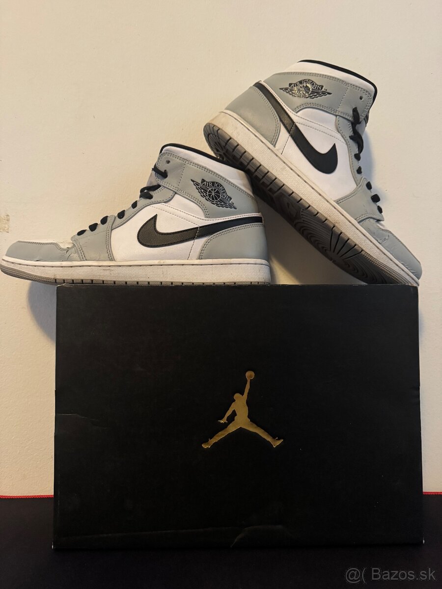 Air Jordan 1 Mid “Light Smoke Grey”