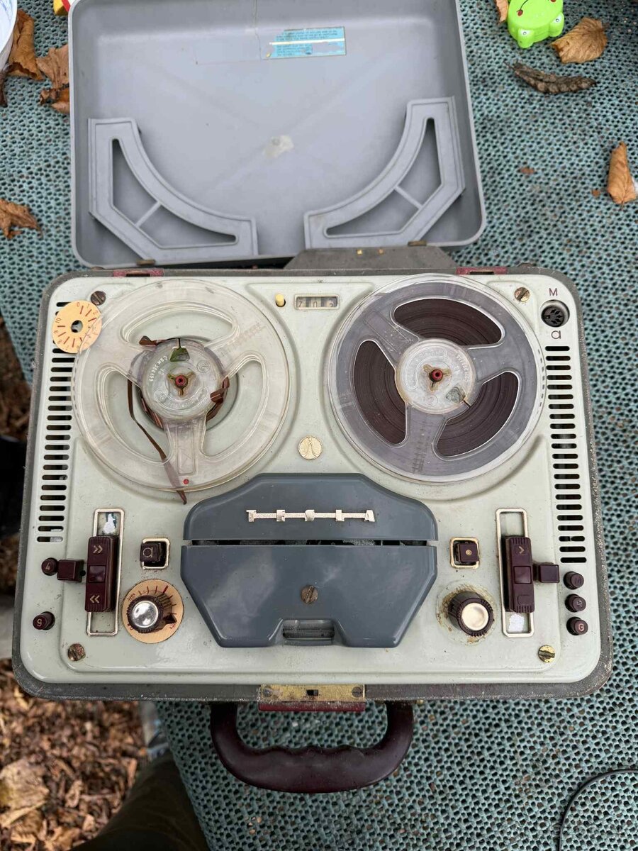 kotúčový magnetofón TESLA