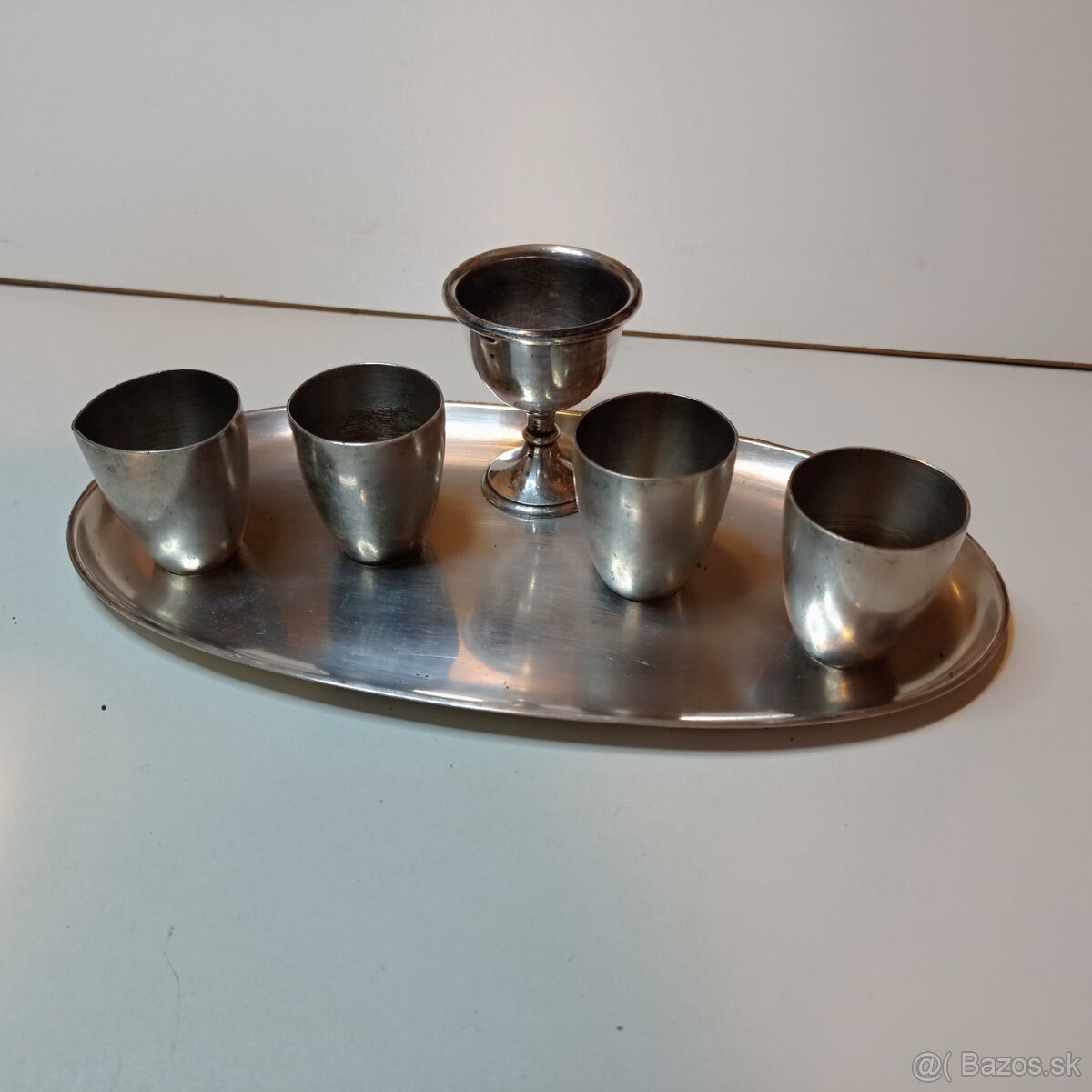 starožitná sada: alpaková tácka, štamprlíky