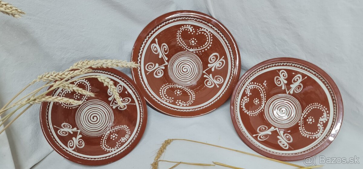 Keramické závesné taniere