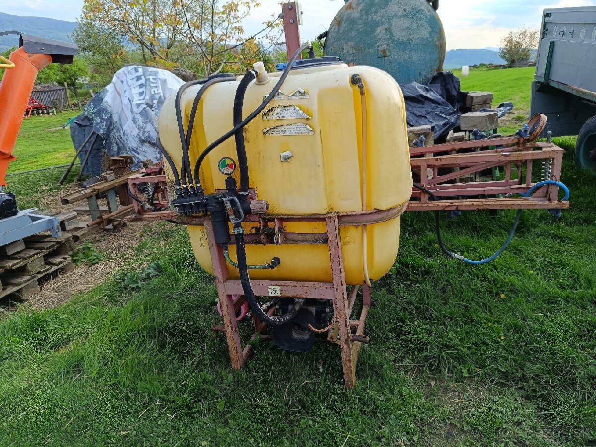 Postrekovač neseny za traktor 400 litrov