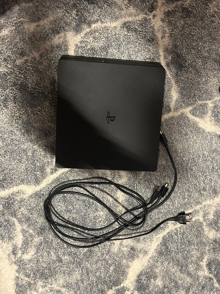 Playstation 4 pro + 2 hry (FIFA 18, Ratchet and Clank)