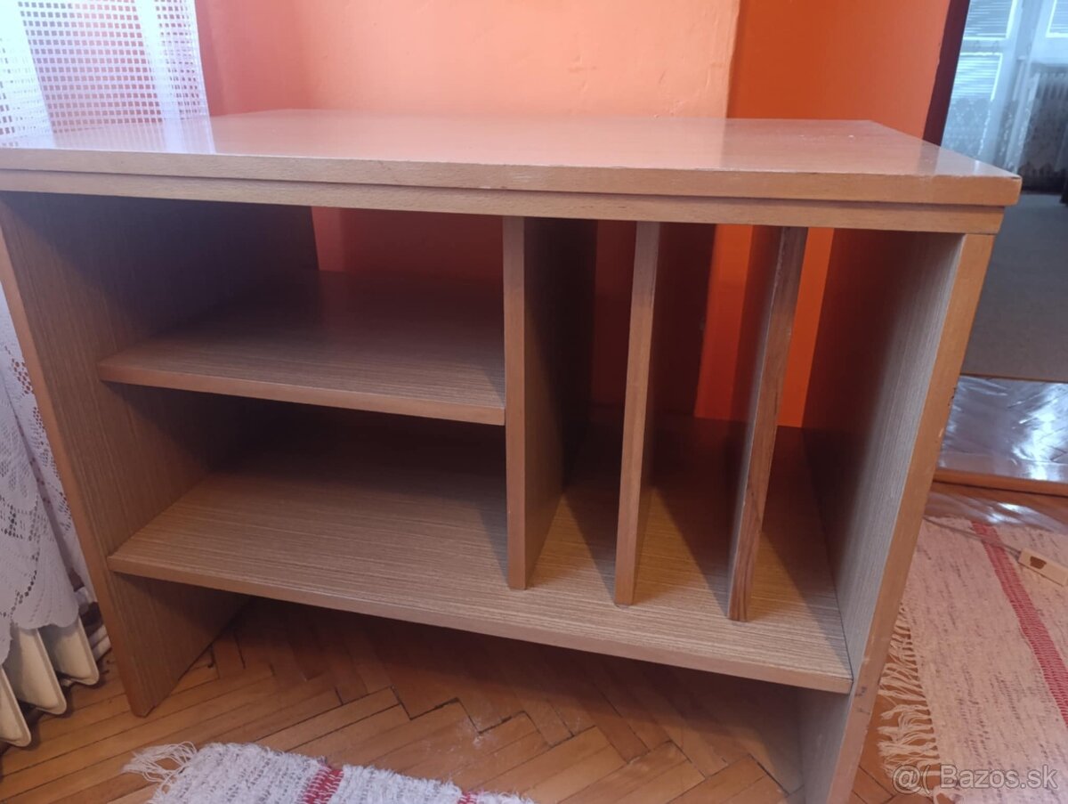 Masívny stôl na TV, Gramofón, platne. Otočná horná doska