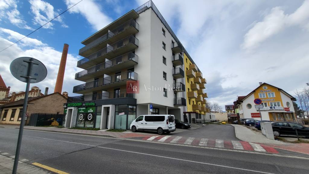 PRENÁJOM- Poprad 3-izbový byt centrum, 2 garáž.státia, balkó