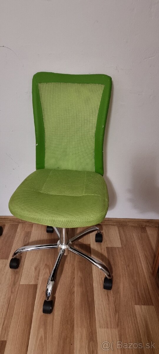 Stolička veľkosťou skôr pre deti
