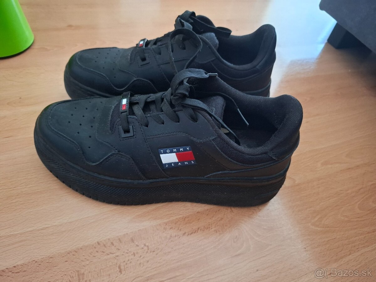 Tommy Hilfiger