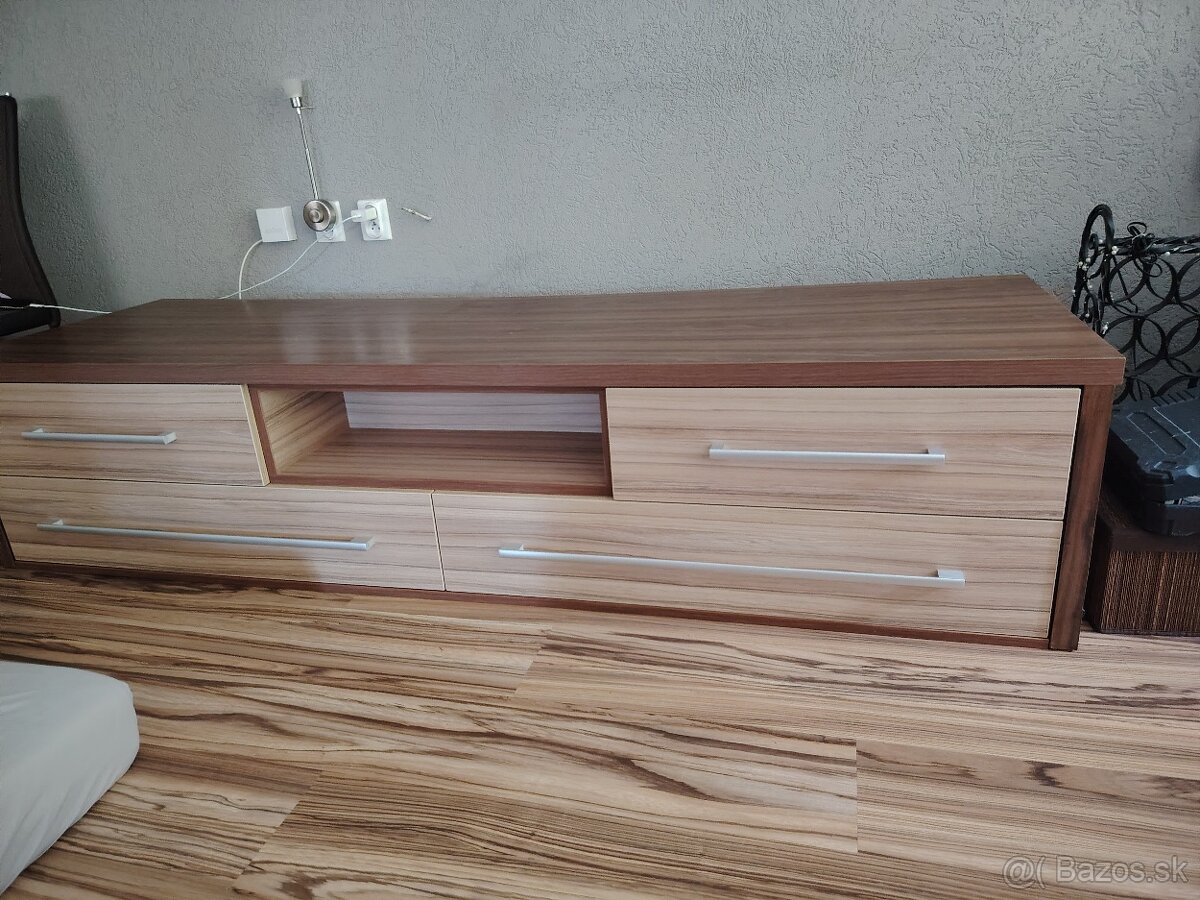 Skrinka pod TV