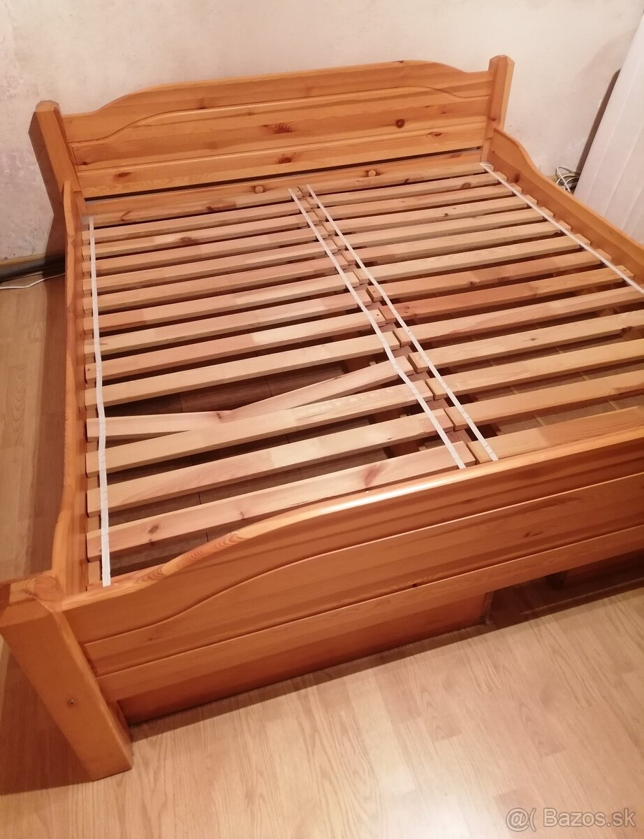 Manželská posteľ z masívneho dreva