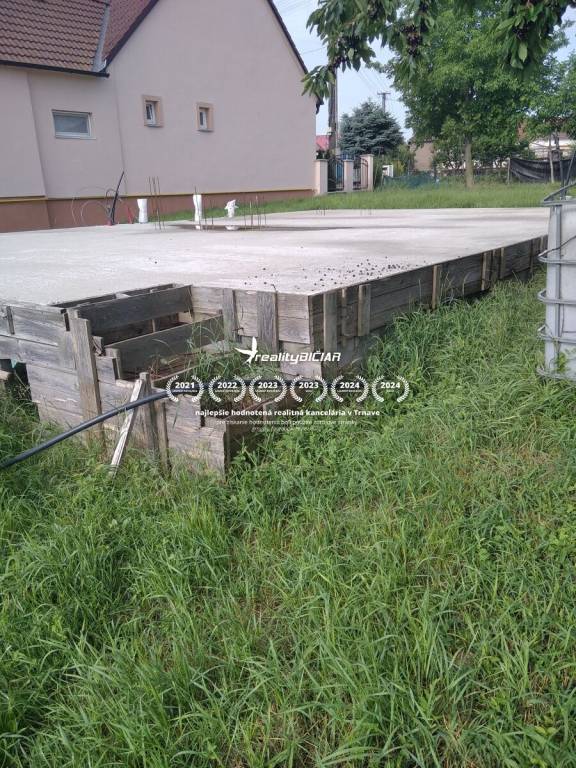 Veľký stavebný pozemok na výstavbu rodinného domu - domov