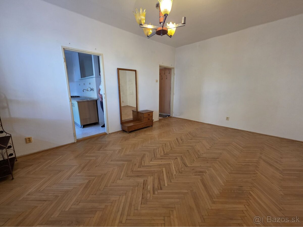 NA PREDAJ 1 IZBOVÝ BYT NA ULICI TOLSTÉHO 1, KOŠICE - SEVER