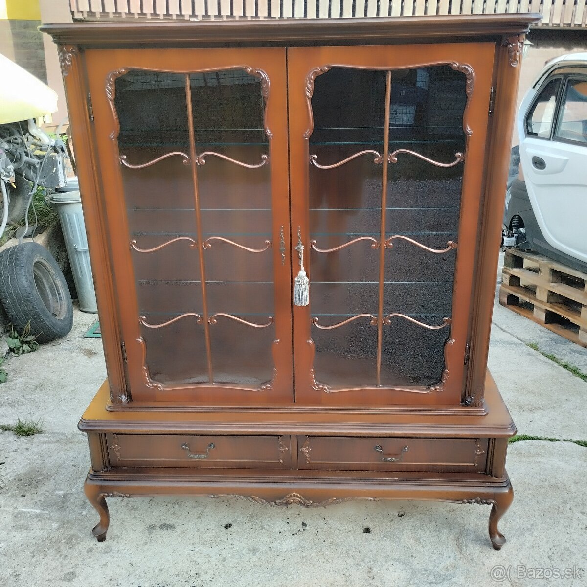 Na predaj zachovala starožitna vitrína