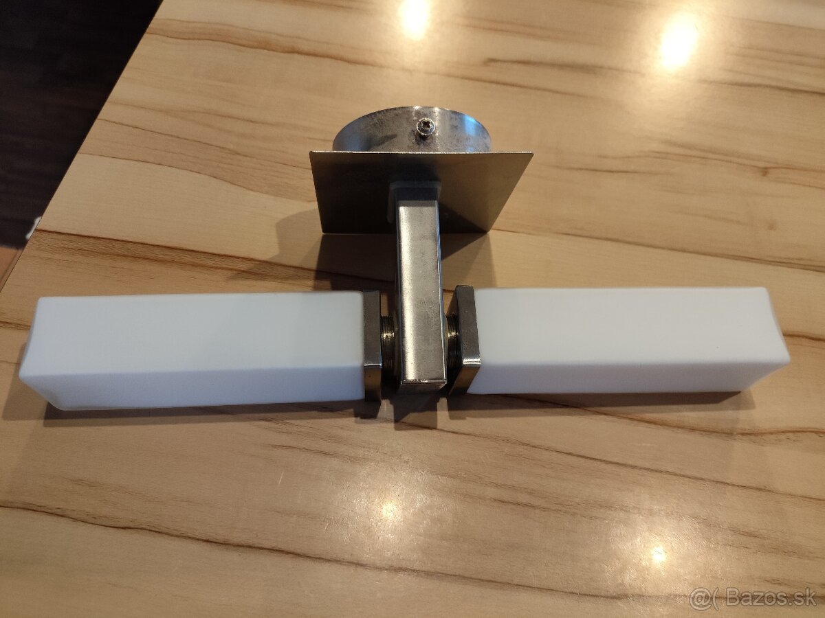 Svietidlo do kúpeľne (IP44)