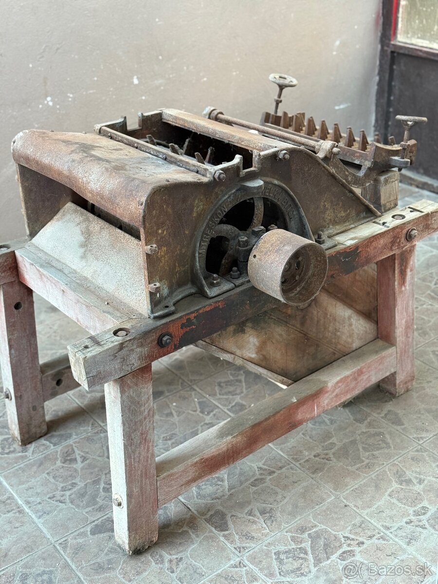 Predam starožitnu mlaťačku obilia