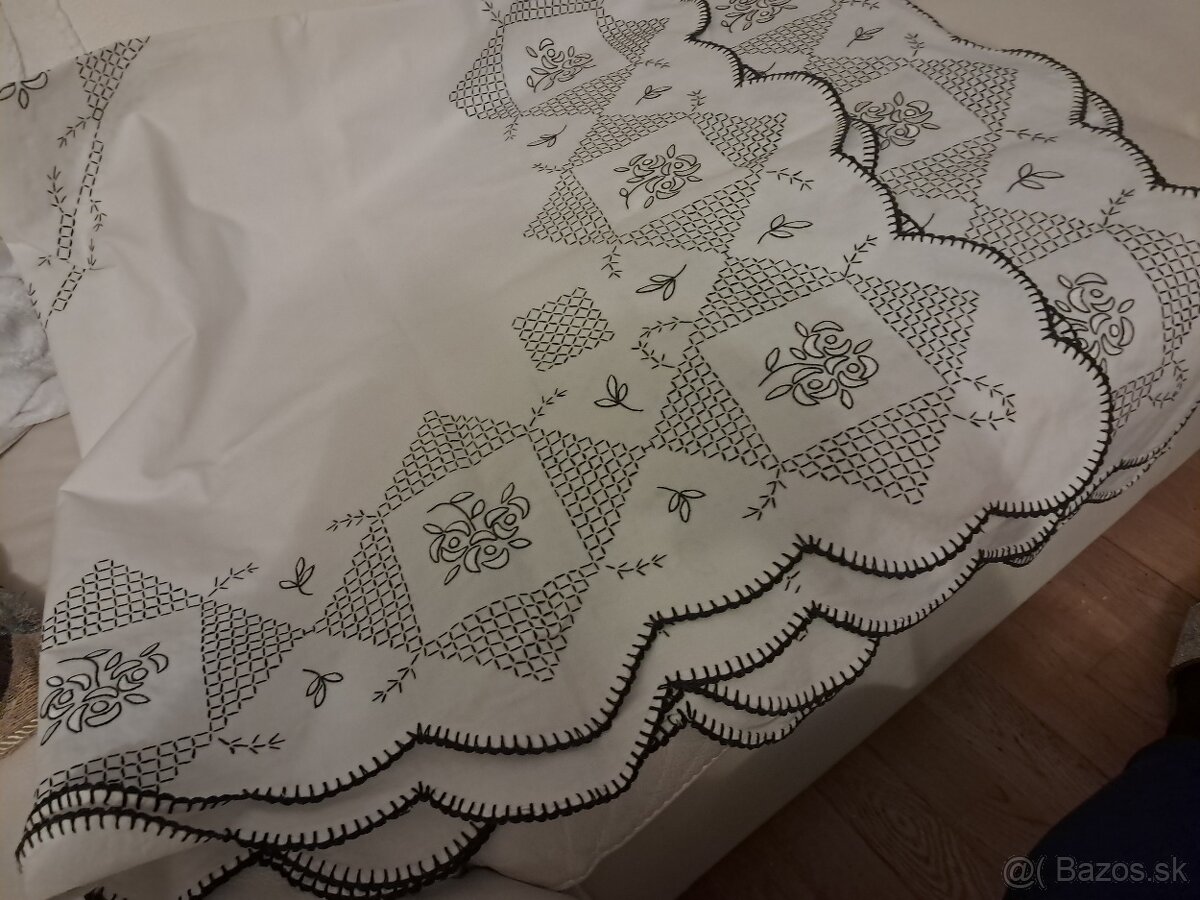 Starožitný vyšívaný obrus