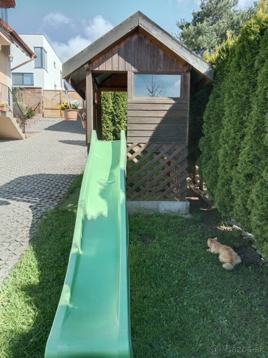 Detský záhradný domček so šmýkačkou